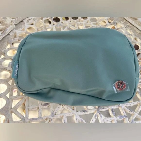 NWT lululemon Everywhere Belt Bag 1L in Teal - Picture 3 of 5